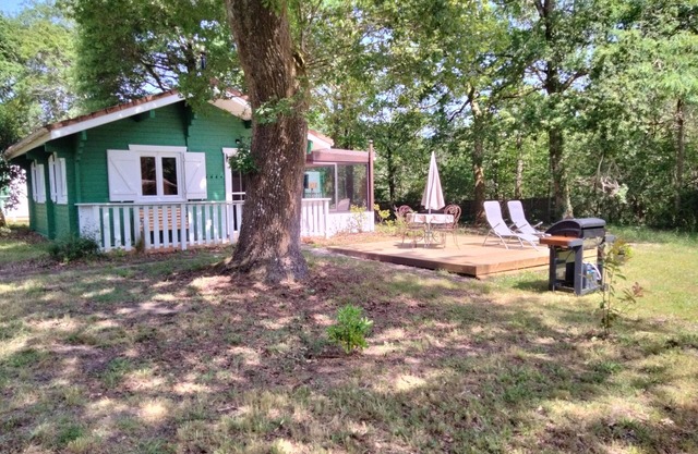 Le Calme au Milieu de la Forêt : Chalet Rénové Avec Piscine Partagée