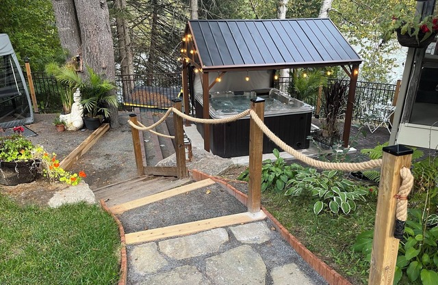Le chalet du bonheur is right on the lake, ideal for families.