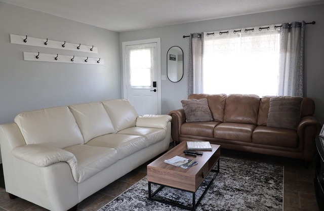 Le Chalet 4BR 2 BA + Large Parking