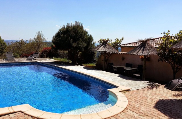 Le Clos des Mimosas-Les Roses- Gîte 2pers.terrace with trees. Shared pool.