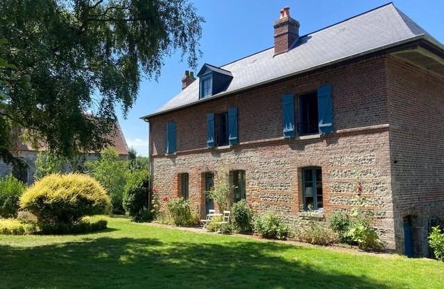 Le Clos de l'Église: Master House in Brick and Flint with River View