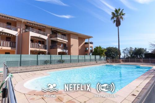 Le Cosy : Terrasse Parking Piscine Clim
