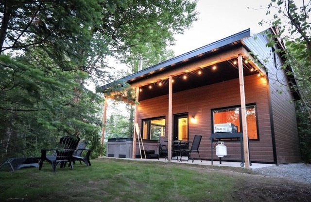 Le Geai Bleu | Waterfront Chalet with Spa
