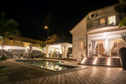 Le Grand Badamier Blanc grande villa familiale 5 étoiles piscine chauffée 17 personnes
