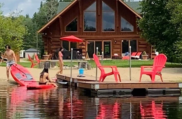 Le Jadanie Chalet - log chalet, beach front, hot tub