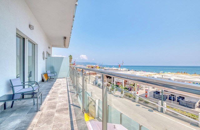 Le Lanterne 1 - Luxury Apartments, Borghetto Santo Spirito, Italy