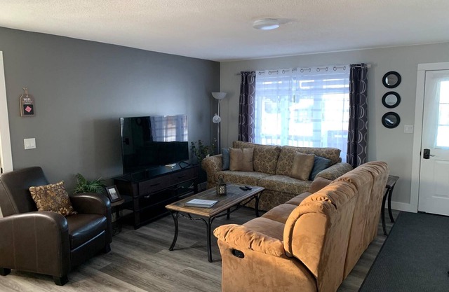 Le Lodge - 4 beds, 2 bath Newly Renovated Home