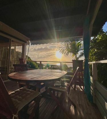 Le Mahogany sur la plage de Petit-Anse