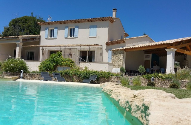 Gran villa de carácter con piscina a los pies del Luberon.