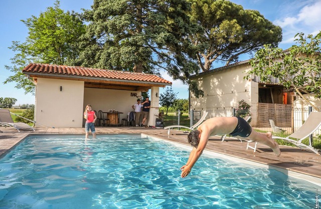 excelente edificio reformado con piscina, clasificado 4 *