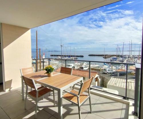 LE MILLESIME OLIVIER : Vue exceptionnelle sur la baie, appartement moderne avec une chambre et parking privé.