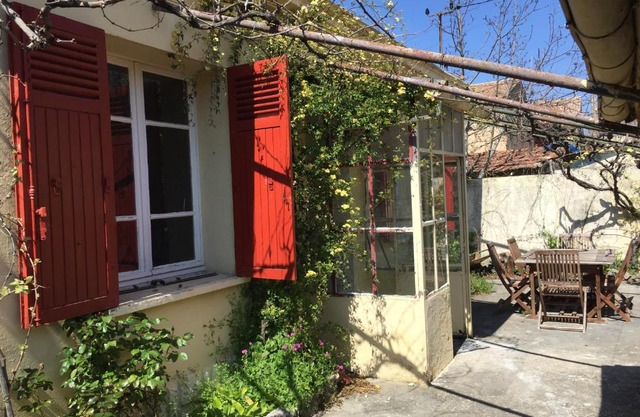 Le petit 45 sous les platanes