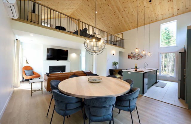 Le Petit Frontenac - Charming & Refined - Spa, Pool, Sauna, Foosball