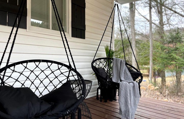 Le Petit Renard - Waterfront Retreat with Hot Tub, 45 min to Mont-Tremblant!