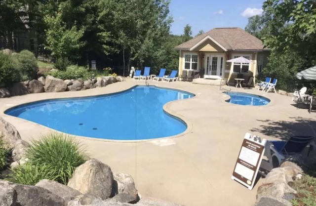 Le Townhouse 62 - New modern ski-in/ski-out just steps from beach and lake!