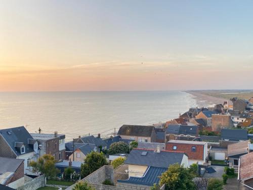 Le trait de côte vue mer commerces et plage à pied