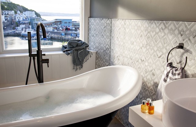Leader, Maritime Suites - a suite that sleeps 2 guests in 1 bedroom