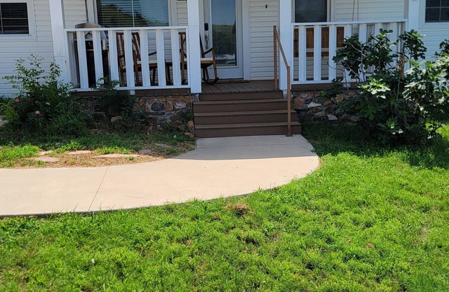 Leaf Cottage: peaceful & pretty family home for 10 with views of Mt Scott!