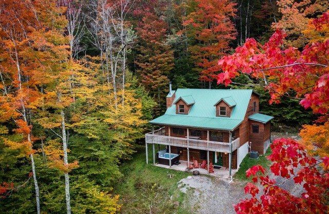 Leaf Peeper’s - HUGE deck, pizza oven, Pac-Man!