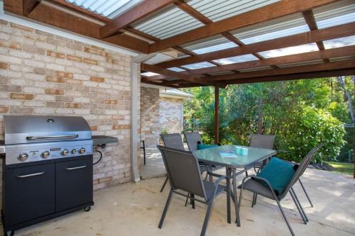 Leafy Retreat - spacious holiday home near harbour