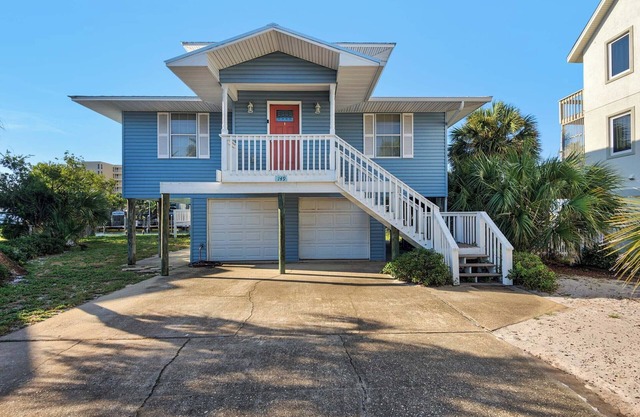 Leaning Palms🌴3BR Canal-Front Home | 350 Yards to Beach | Private Boat Slip