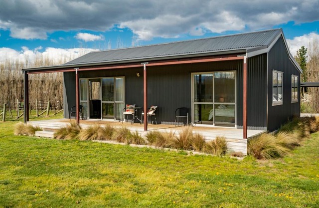 Leaning Rock Cottage at Wild Irishman Wine Estate - Alexandra Holiday Home