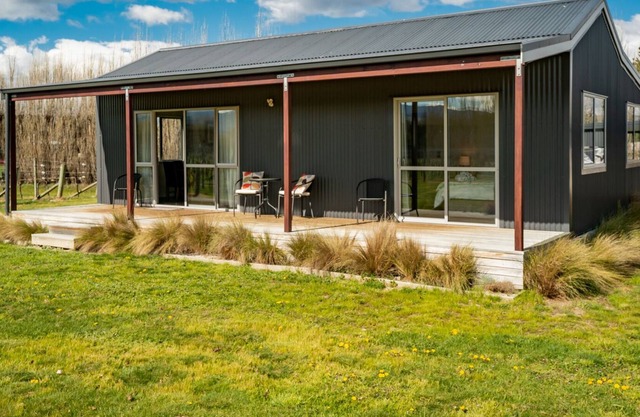 LEANING ROCK COTTAGE AT WILD IRISHMAN WINE ESTATE - ALEXANDRA HOLIDAY HOME in Alexandra