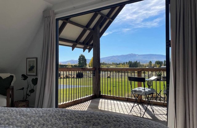 Leaning Rock Suite Kaihanu Lodge | Luxury B&B nr Clyde