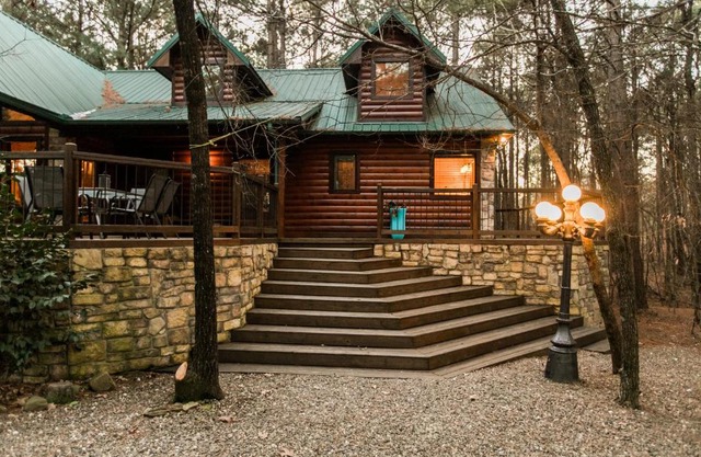 Leaping Lizard Lodge 4 bdrm 3 and a half Bth, Hot tub, Fireplaces, Swing Set, Gameroom