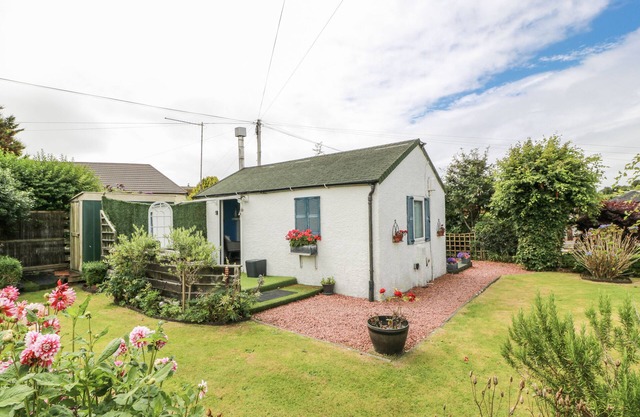 LEARIG COTTAGE, romantic, country holiday cottage in Girvan