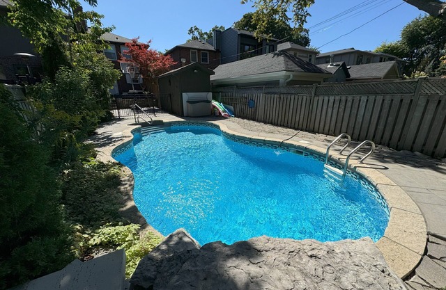 Leaside Rental w/ Backyard& Pool, 3-bedroom house in fantastic Toronto