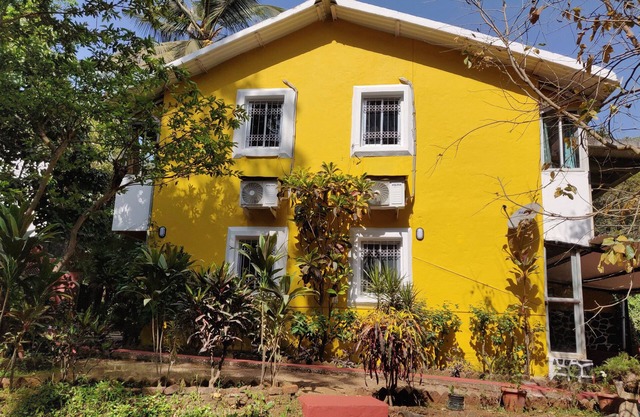 La cabaña de Leela ha sido renovada recientemente. La casa es tranquila y pacífica.