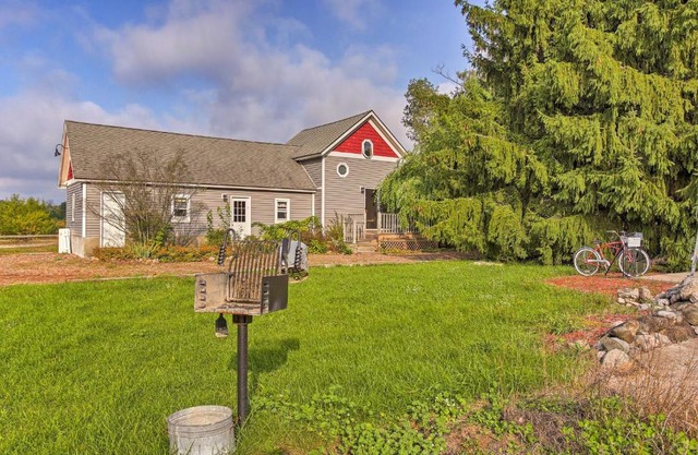 Leelanau Country Cottage about 4 Mi to Suttons Bay!