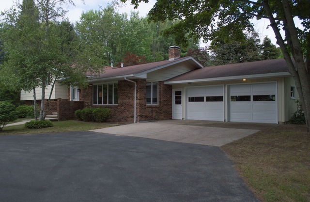 Inicio de Leelanau County! 20 acres + (algunos con vista al lago) Patio vallado - mascotas!