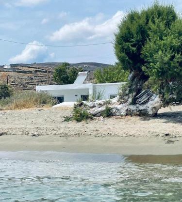 Lefkes Beach Suite