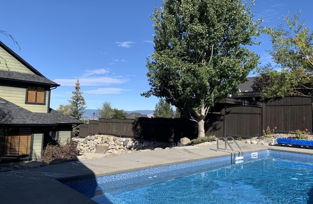 Heart of the Okanagan close to beaches, wineries with private outdoor pool space