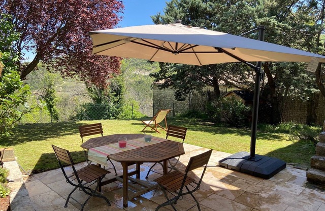 Lei Barris, charming village house for 8 people with wooded garden.