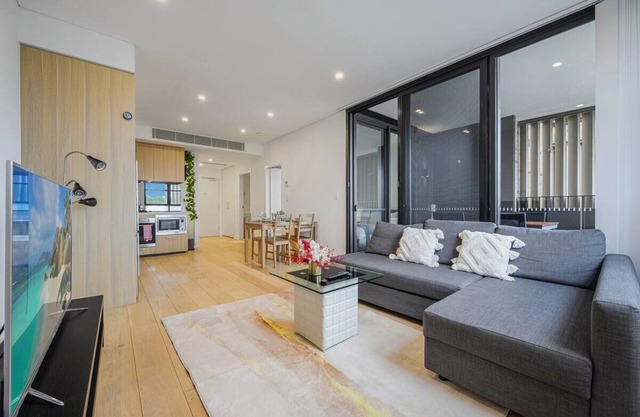 Leichhard near Shopping/Train Station with Pool