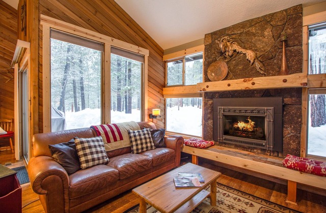 3 Bdrm Mountain Cabin, A / C, a corta distancia a pie del pueblo, jacuzzi y terraza - LEIS05