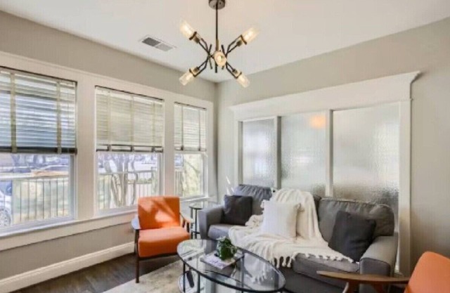 Lemmon 103: Your Stylish 3-Bedroom, 3-Bath Escape in Dallas