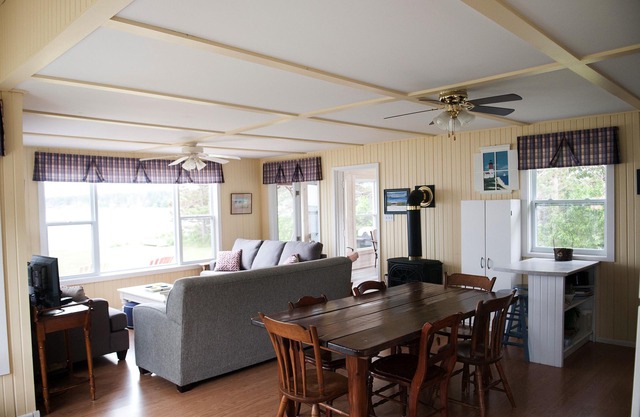 Lenrose Cottage. Waterfront in Brackley Beach. Close to National Park Beaches