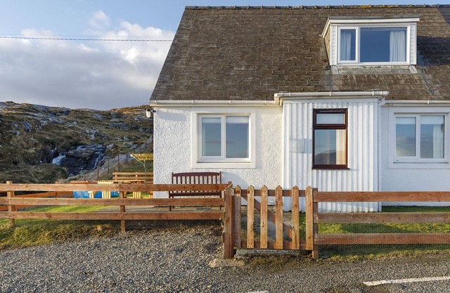 Leosavay Cottage- sits on the shoreline of a busy wildlife hub