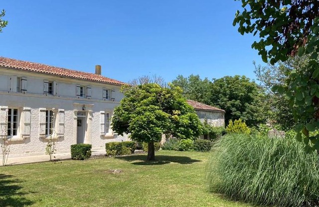 Les Abelins Farmhouse private pool, covered barn