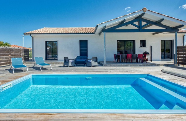 Les Alyzés by Interhome