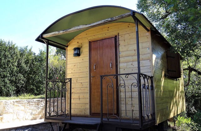 Les Amandiers, casa contemporánea y trailer en Drôme Provençale