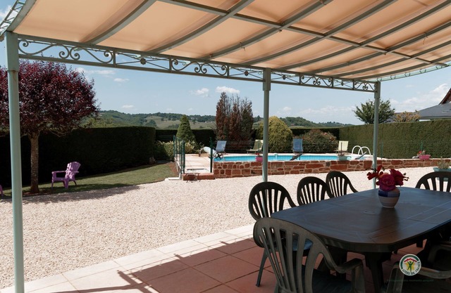 Les Collines Rouges, private heated swimming pool, close to many tourist attractions