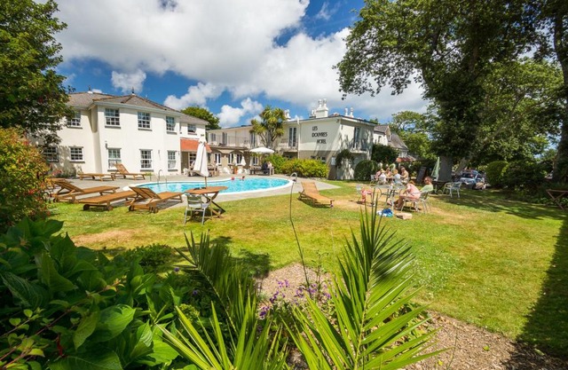 Les Douvres Hotel