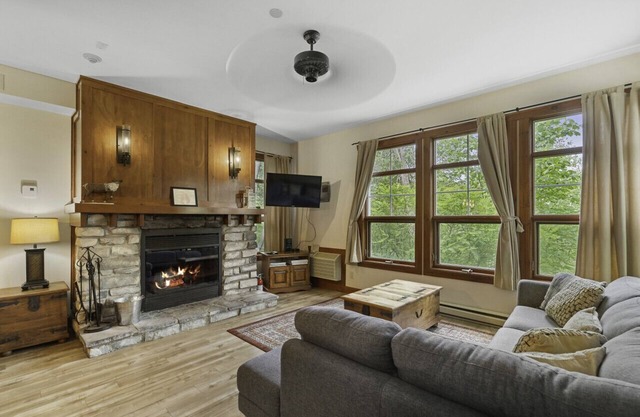 Les Eaux - 2bdrs w/ Pool & Hot Tub near Village