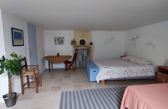 Les Fougères Guest Room – Space and Comfort in Saint-Romain-de-Benet