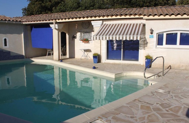 LES JARRES BLEUES